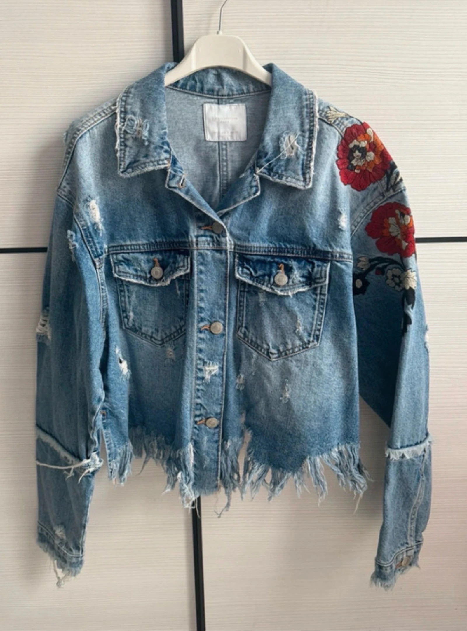 Cazadora vaquera bordada flores Trafaluc Zara S
